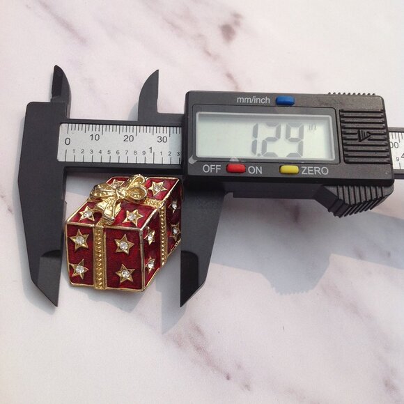 Christmas Brooch 3-D Red Enamel Wrapped Gold Bow Ribbon Crystal Star Gift Box - Picture 8 of 9